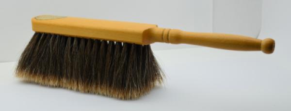 Handfeger mit echtem schwarzen Rosshaar geschlitzt. Bürstenfabrik Keller seit 1869.